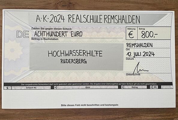 Hochwasserspende im Rahmen der Abschlussfeier - Scheck