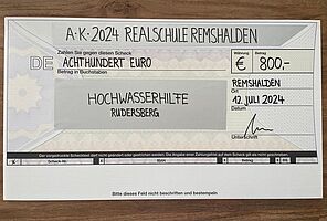 Hochwasserspende im Rahmen der Abschlussfeier - Scheck