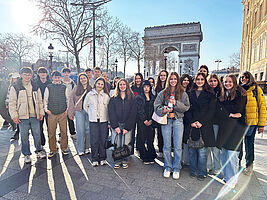 Realschule Remshalden Klassse 9c 2025 Paris vor dem Arc de Triumph