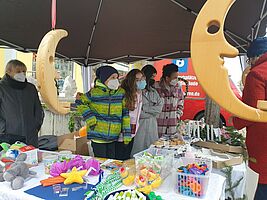 Weihnachtsmarkt-Stand der Klasse 6c vor dem E&E