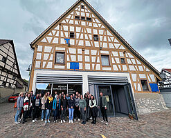 Lehrerausflug der Realschule Remshalden vor dem Museum Remshalden