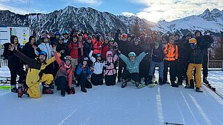 Schülergruppe mit Lehrern im Skigebiet