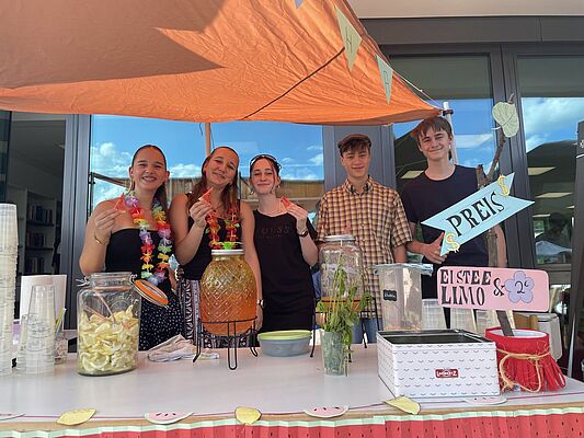 5 Schüler beim sommerlichen Limonadenverkauf