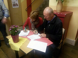 Frau Behrend und Herr Schumacher unterschreiben den Partnerschaftsvertrag in Elterlein