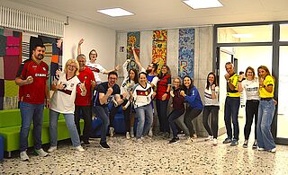 Die Lehrergruppe des Trikottags posiert im Schulgebäude