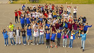 Trikottag Realschule Remshalden - Teilnehmer-Schülergruppe mit den ausgestreckten Händen nach oben